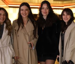 Pelin Akil ve Nilay Cafer’den şık alışveriş molası