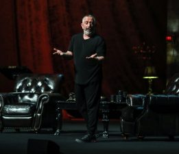 Cem Yılmaz “Geleceğin Hekimleri” için sahneye çıktı