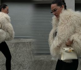 Yasemin Özilhan’ın Kürklü Kombini Beğenileri Topladı