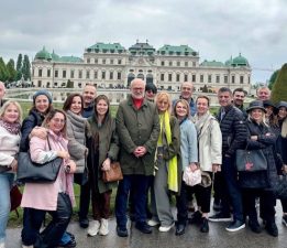Cemiyet Hayatının Ünlü İsmi Olgun ve Berrin Zorlu, Viyana’da Tatilin Keyfini Çıkarıyor!
