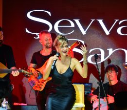 Şevval Sam, Bodrum’da sahne aldı