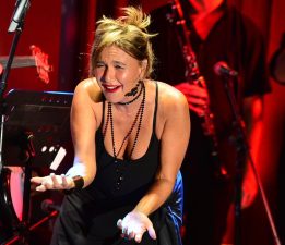 Seyirciden istek şarkı istedi