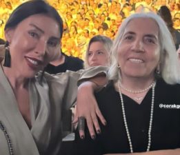 Kardeşini İzlemeye Annesiyle Gitti…