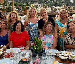 Şule Argüder Yeni Yaşına Dostlarıyla Girdi…