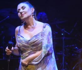 Nilüfer sahnede duygusal anlar yaşadı