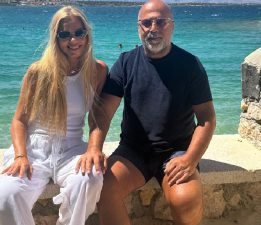 Nejdet ve Emel Ayaydın Çiftinden Alaçatı’da Romantik Kaçamak!