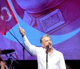 Emre Altuğ’un zafer gömleği