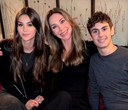 Demet Şener’den Çocuklarına Paris Sürprizi