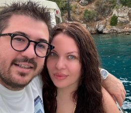 Ünlü Emlakçı Şerif Varlı ve Eşi Hande Varlı’dan Fethiye’de Keyifli Tatil