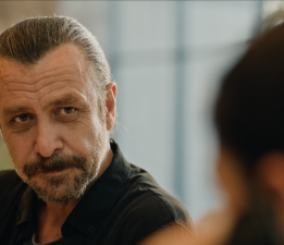Nejat İşler’in başrolünde yer aldığı üçlemenin son filmi; ‘Meraklı Adamın 10 Günü’