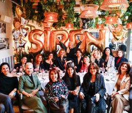 Siren Ertan’a dostlarından doğum günü sürprizi