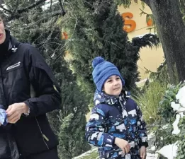Azra Akın, Oğlu Demir ile İstanbul Etiler’de Kartopu Keyfi Yaptı!
