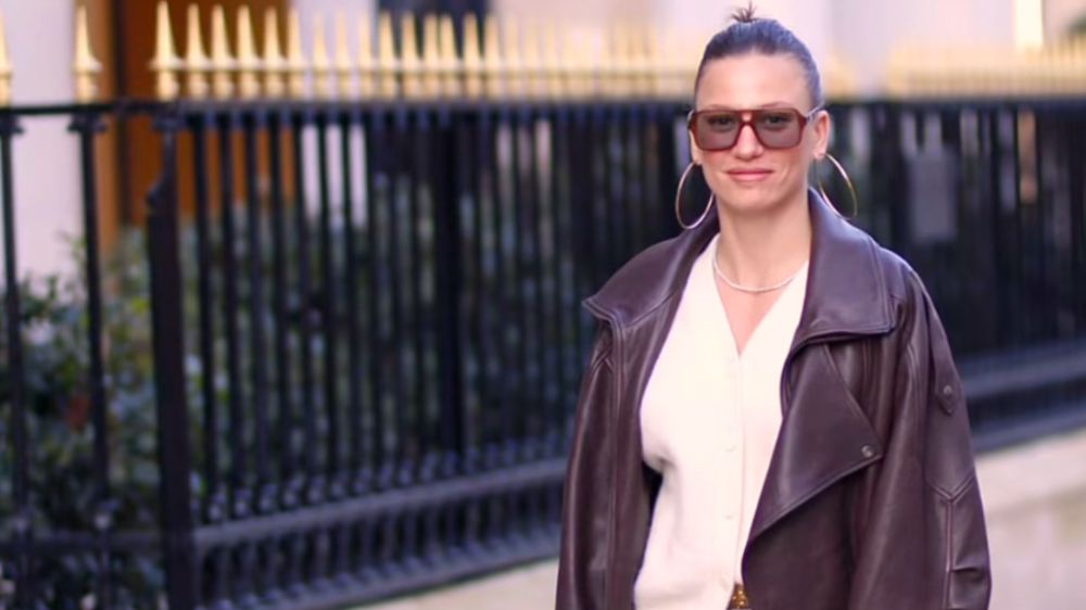 Serenay Sarıkaya Paris Sokaklarında