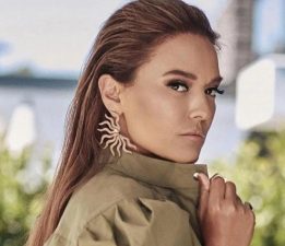 Ünlü Şarkıcı Demet Akalın’dan Acı Veda