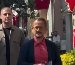 Ali Sabancı Nişantaşı’nda Sarı-Kırmızı Kombiniyle Görüntülendi!