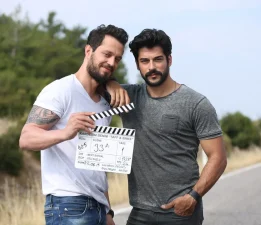 Küslük düğünde bitti! Burak Özçivit’le Murat Boz buzları eritti