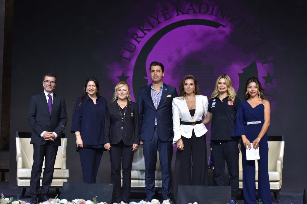 KADIN ZİRVESİ’NDE ÖDÜLLER SAHİPLERİNİ BULDU