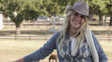 Gülben Ergen, Dallas konseri öncesi efsane dizi “Dallas”ın setinde!