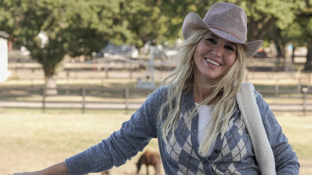 Gülben Ergen, Dallas konseri öncesi efsane dizi “Dallas”ın setinde!