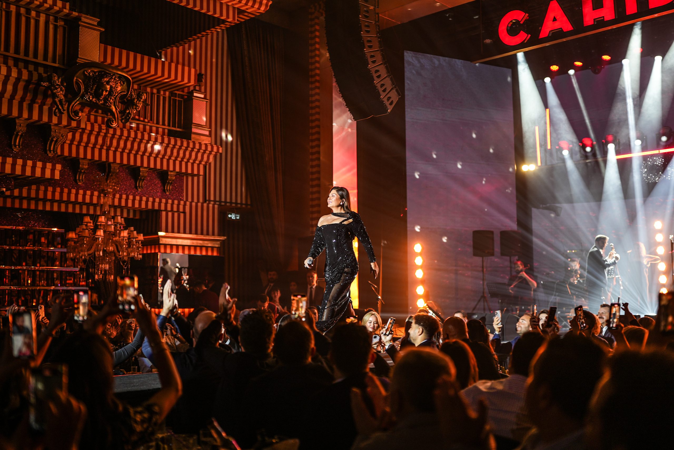 SİBEL CAN, İSTANBUL SEZONUNU AÇTI!