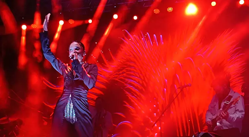 Bursa’da Cumhuriyet Coşkusu: Zeynep Bastık’tan Yağmura Rağmen Unutulmaz Konser