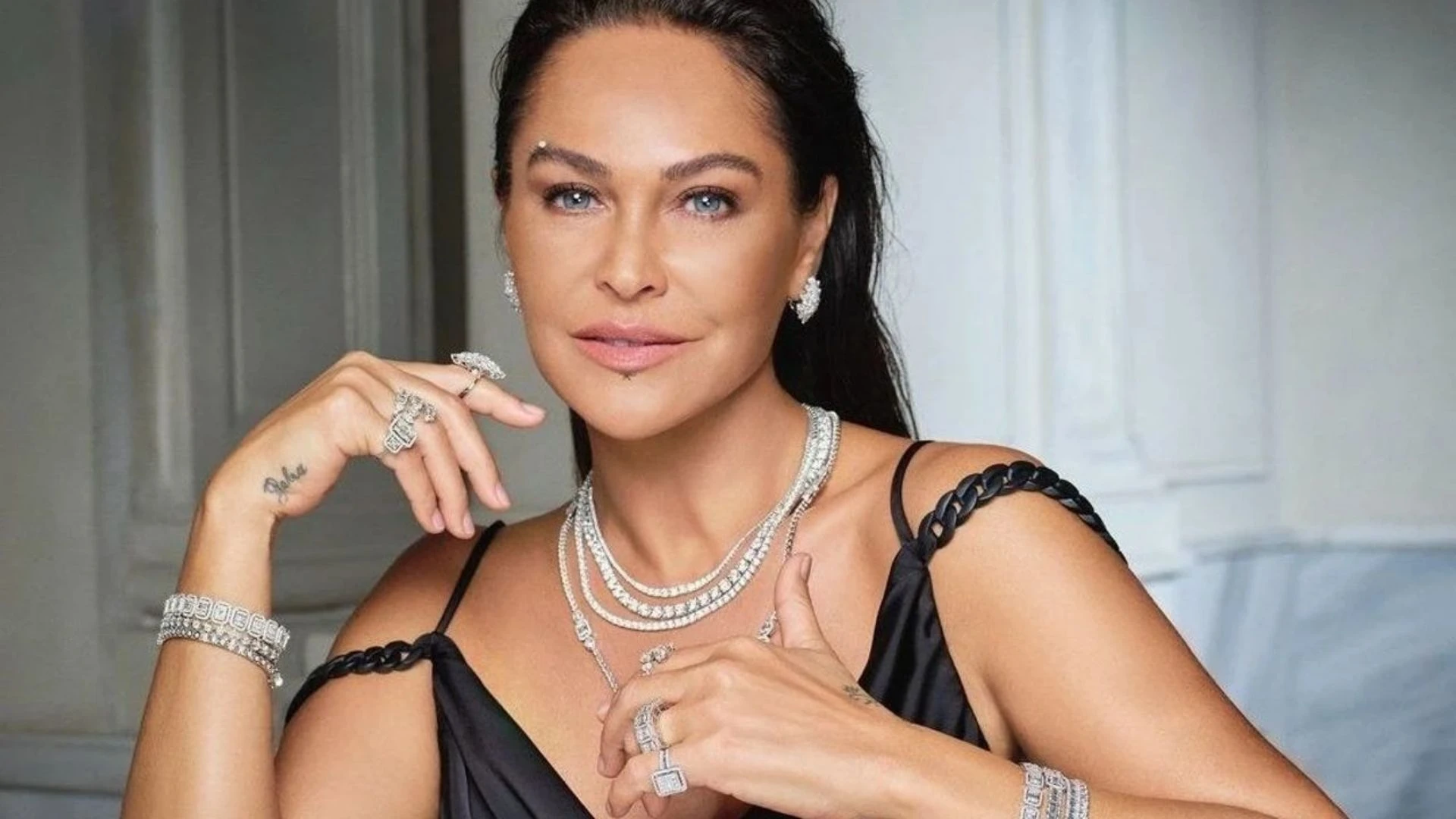 Hülya Avşar’dan Setlere Dönüş Sinyali