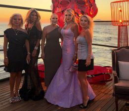 Elif Akyazıcı Girgin yeni yaşını Bodrum’da kutladı