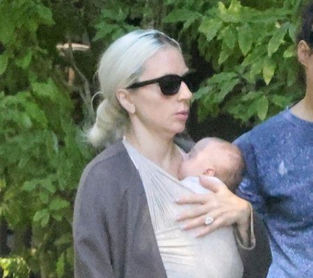 Lady Gaga bebeğiyle ilk kez görüntülendi